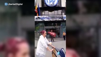 Activistas de Futuro Vegetal atacan con pintura negra las sedes de PSOE y PP