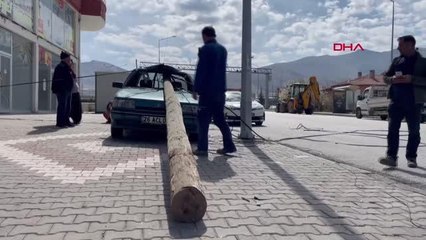 TIR'IN DEVİRDİĞİ DİREK, OTOMOBİLİN CAMINDAN GİRDİ
