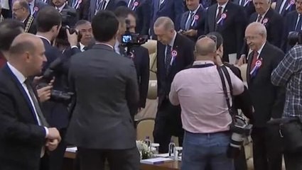 Cumhurbaşkanı Erdoğan ve Kılıçdaroğlu'nun AYM törenindeki karşılaşmasında soğuk rüzgarlar esti