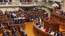 Parlamentares se manifestam durante discurso de Lula em Portugal