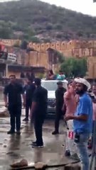 जयपुर में हल्की बूंदाबांदी का लुत्फ उठाती सुष्मिता सैन