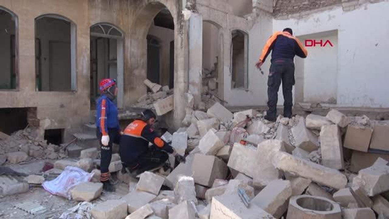 KİLİS'TE, AĞIR HASARLI 2 KATLI BOŞ BİNANIN BİR BÖLÜMÜ ÇÖKTÜ