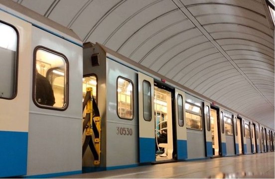 Accident à Paris: une femme meurt dans une rame de métro, après que sa veste se soit coincée dans les portes automatiques