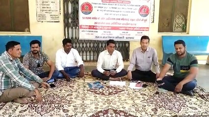 सरपंचों व ग्राम विकास अधिकारियों ने किया धरना-प्रदर्शन