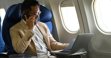 Il télétravaille dans un avion, son collègue le reconnaît et le dénonce à sa hiérarchie