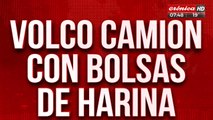 Volcó camión con bolsas de harina: vecinos se llevaron toda la carga