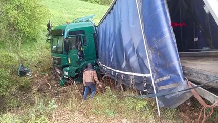 EDİRNE'DE TARLAYA GİREN TIR'IN SÜRÜCÜSÜ YARALANDI
