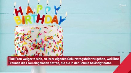 Frau erblickt ungebetenen Gast auf ihrer Geburtstagsparty