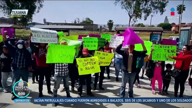 Migrantes protestan por falta de agua en el albergue Ágape, en Tijuana