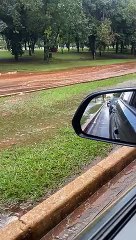No Eixinho Norte, chuva atrapalha o fluxo de carros neste domingo (30/4)