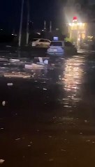 محايل.. السيول الجارفة تستعيد مجاريها بمحايل وتداهم مستودعات ومراكز إيواء