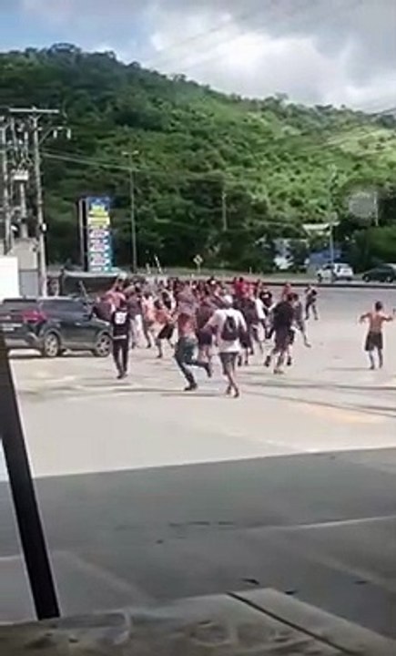 Vídeo mostra confronto violento entre torcidas do Flamengo e Botafogo antes do jogo no Maracanã