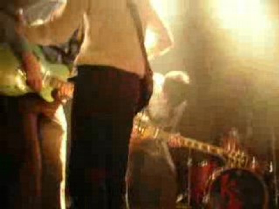 Kid Bombardos IM GONNA TRY fin du concert (Kids Are Alright)