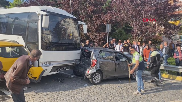 Freni patlayan midibüs kırmızı ışıkta duran 5 araca çarptı, 2 kişi yaralandı