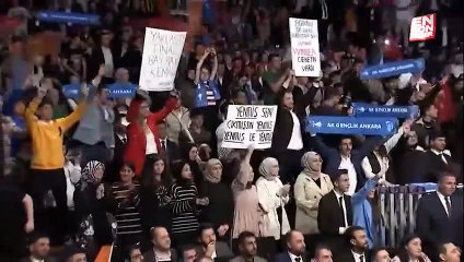 Cumhurbaşkanı Erdoğan gençlik buluşmasında pankartları okudu