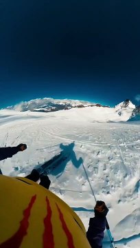 Ce skieur tombe dans une crevasse et évite le pire de peu