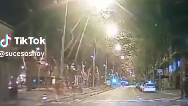 Graban el nuevo método para atracar coches en Barcelona