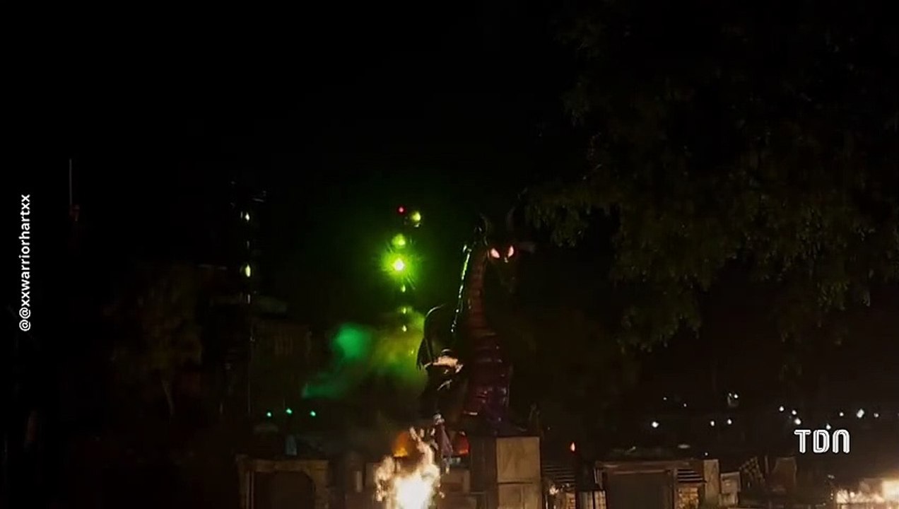 Disneyland : Un dragon géant mécanique prend feu en pleine parade