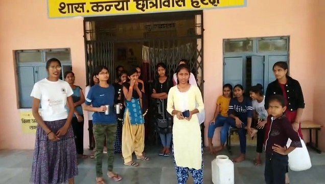 हॉस्टल में छात्राएं मटमैला पानी पीने को मजबूर