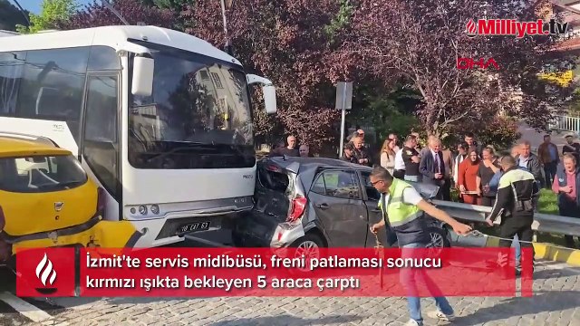 Freni patlayan midibüs 5 aracın arasına daldı: 2 yaralı