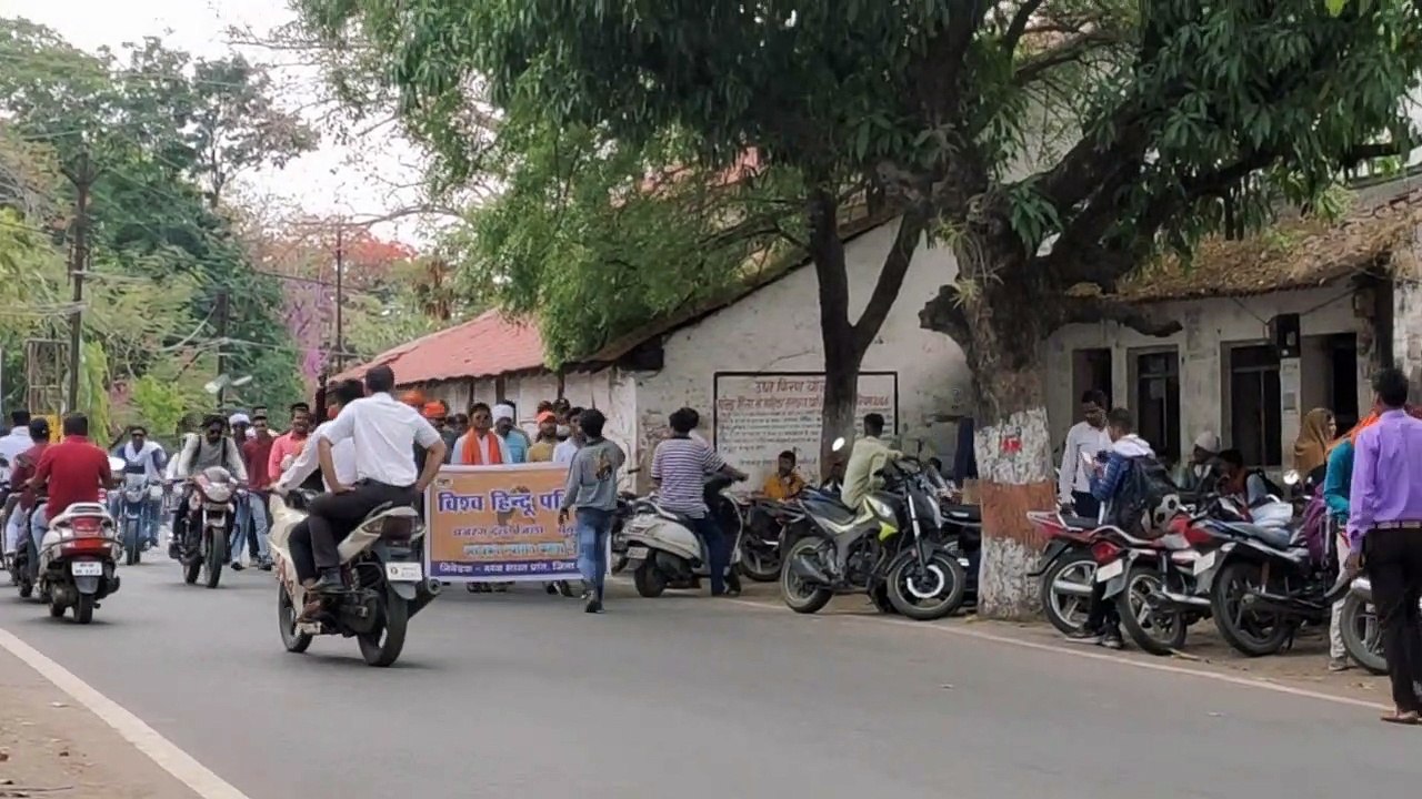 बैल बाजार की आड़ में हो रही गौतस्करी, बैल बाजार बंद करो