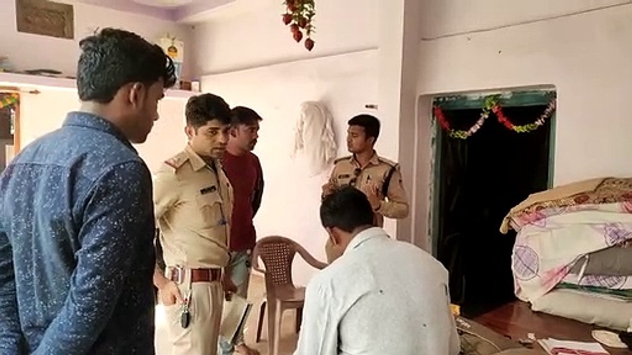 family was sleeping on the terrace, thief took away jewelry and money
