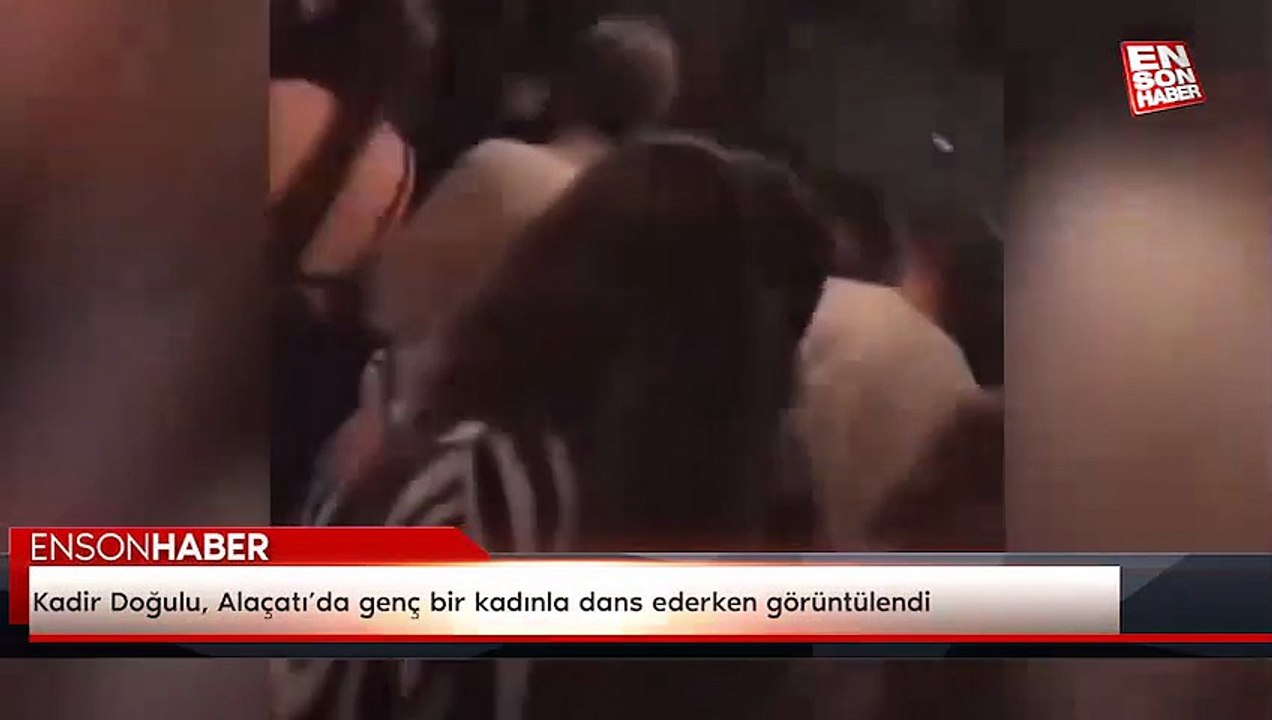 Kadir Doğulu, Alaçatı’da genç bir kadınla dans ederken görüntülendi