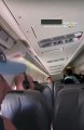 Pasajeros arrestados en un avión tras protagonizar un pelea en pleno vuelo