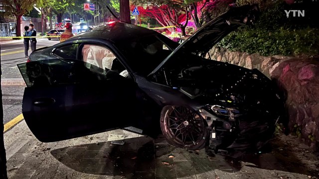 달리던 승용차가 가로등 들이받아...운전자 경상 / YTN