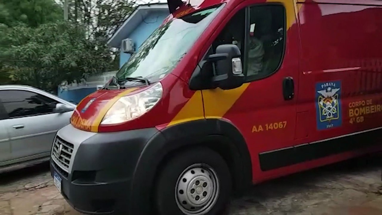 Homem cai do telhado no Bairro Periolo e fica ferido