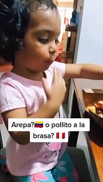 Niña venezolana prefieres el pollo a la brasa, sobre las arepas