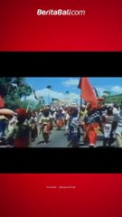 Ribuan umat Hindu mengiringi prosesi melasti Ida Bhatara Pura Besakih ke Pantai Watu Klotok, Klungkung tahun 1979.