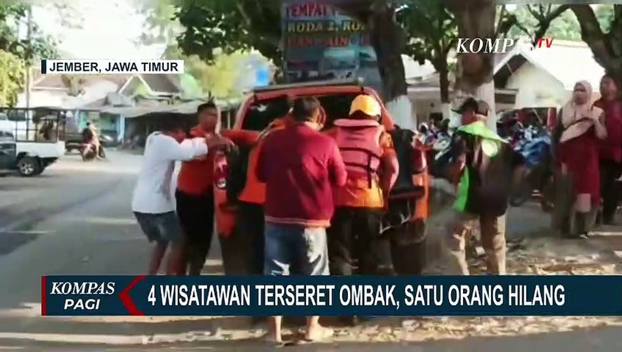Momen Penyelamatan 4 Wisatawan Terseret Ombak Hingga Belasan Meter di Pantai Payangan