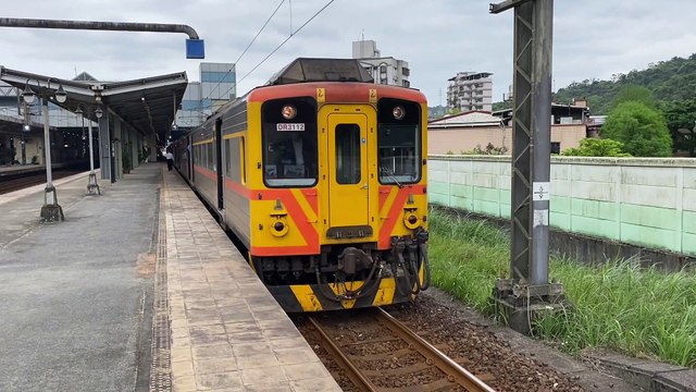 DR3100 191次柴聯自強號七堵站發車 DR3100 NO.191 DMU Qidu Station departed the station #忠駝論壇 #fyp #fypシ #train #railway #railroad