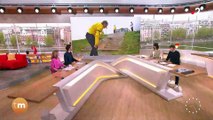 Découvrez pourquoi Julia Vignali a mis une énorme claque en direct ce matin à Thomas Sotto au point de le faire tomber de sa chaise! - VIDEO