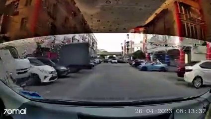 行驶中货车惊现男童“挂”车门，安全隐患引发关注🚚