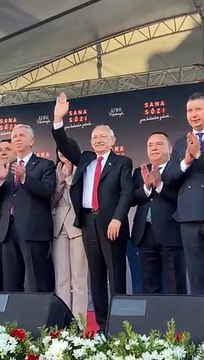 Mansur Yavaş'ın kalp işareti yapma çabası sosyal medyada gündem oldu