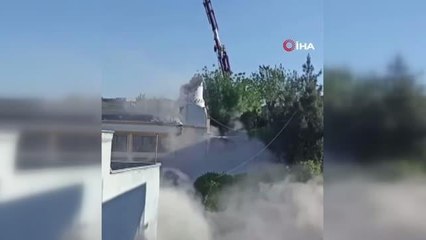 Batman'da hasar alan camiinin minaresi kontrollü olarak yıkıldı