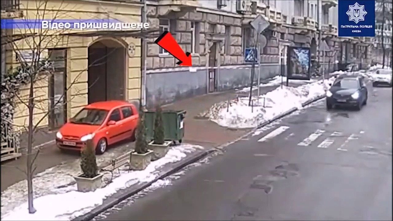 Il se gare au pire endroit au pire moment... Pas de chance