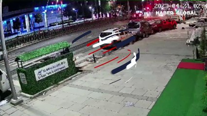 Defalarca vurdu! İstanbul'da kızdığı amcasının aracını böyle parçaladı