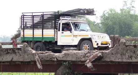 প্রশাসনের নির্দেশিকা না মেনে ডুয়ার্সে দুর্বল সেতুর উপর দিয়ে ভারী যানচলাচল, শঙ্কিত গ্রামবাসীরা