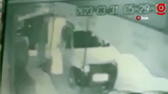 Amcasına kızıp otomobiline zarar verdi: O anlar kamerada