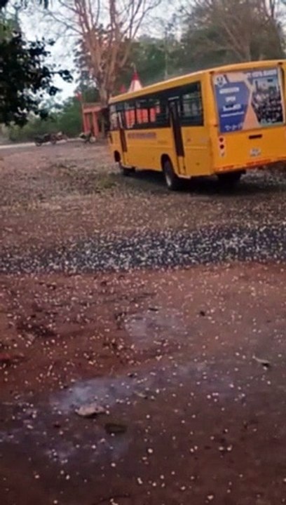 देखें वीडियो: बारिश के साथ गिरे ओले, आंधी तूफान...