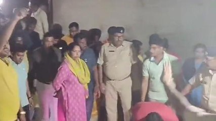 মালদা: কালিয়াচক কাণ্ড! খুন হওয়া ছাত্রীর বাড়িতে নেতা-মন্ত্রীরা