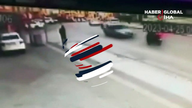 Biri ters şeride girdi, diğeri vurup kaçtı... Hayrete düşüren kaza anı kamerada