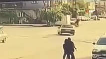Motosikletli gencin aniden dönen otomobille çarpıştığı kaza güvenlik kamerasında