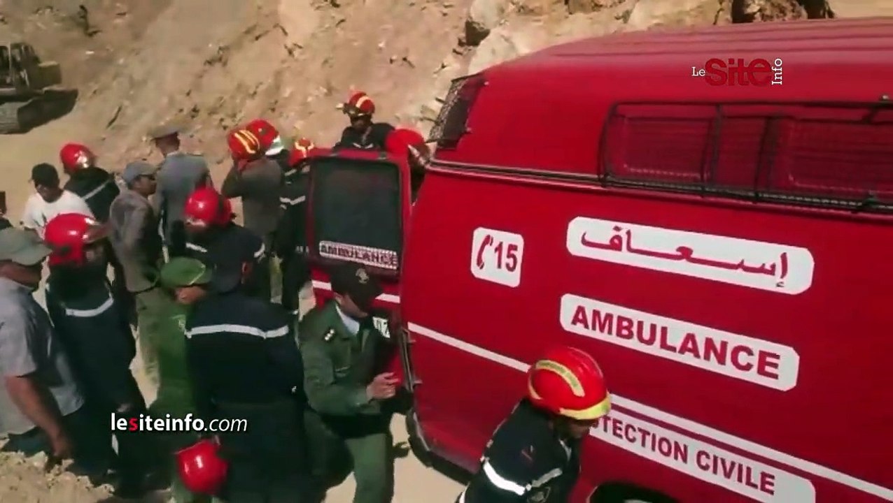 لحظة انتشال جثة شاب لقي مصرعه إثر انهيار مقلع ل...