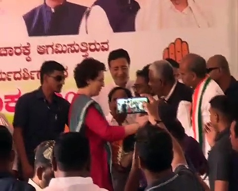 பிரியங்கா காந்திக்கு ஆட்டுக்குட்டியை பரிசளித்த காங்கிரஸ் தொண்டர்!