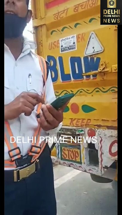 delhi traffic police viral video Police Slaps Auto Driver  Watch Regret After Fight Traffic Police