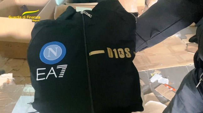 Napoli, la febbre da scudetto eccita anche la contraffazione: sequestrato deposito del falso (26.04.23)